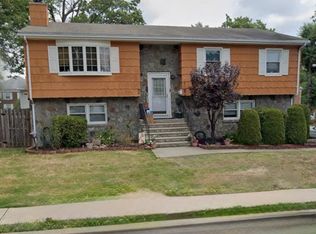 4 Wick Dr, Fords, NJ 08863