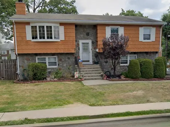 4 Wick Dr, Fords, NJ 08863