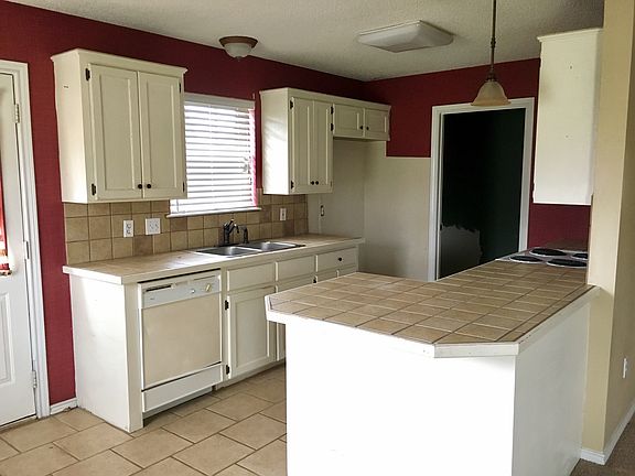 4th image of 401 Cantrell St