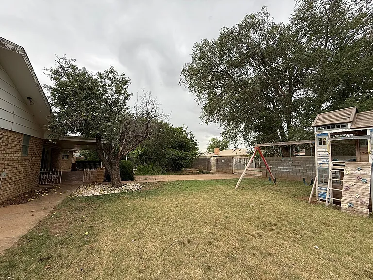 1401 Hillcrest Dr — Photo 34