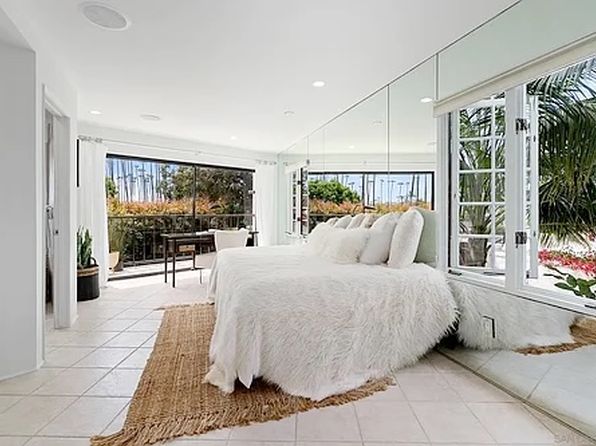 2137 Avenida De La Playa #37