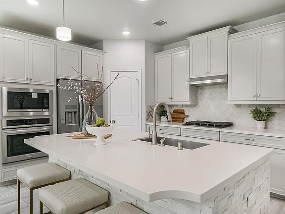 3rd image of 10914 Crestwood Point Cir