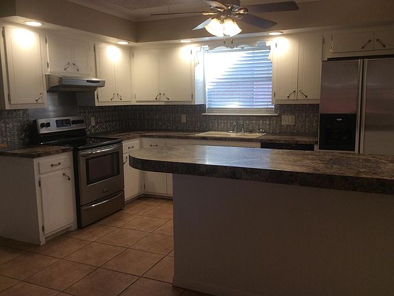Kitchen w/ refrigerator, stove, & dishwasher