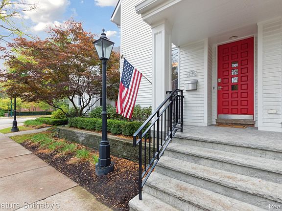 2nd image of 372 W Brown St