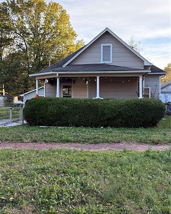 1st image of 907 W 2nd St