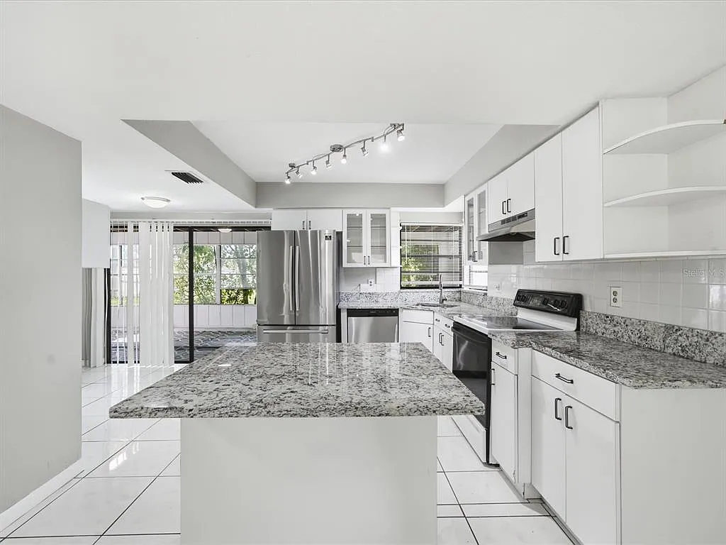 4 bed, 2.5 bath, 2067 sqft, $3,000 — Photo 4