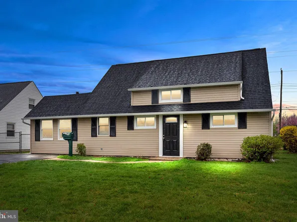 88 Coral Ln, Levittown, PA 19055
