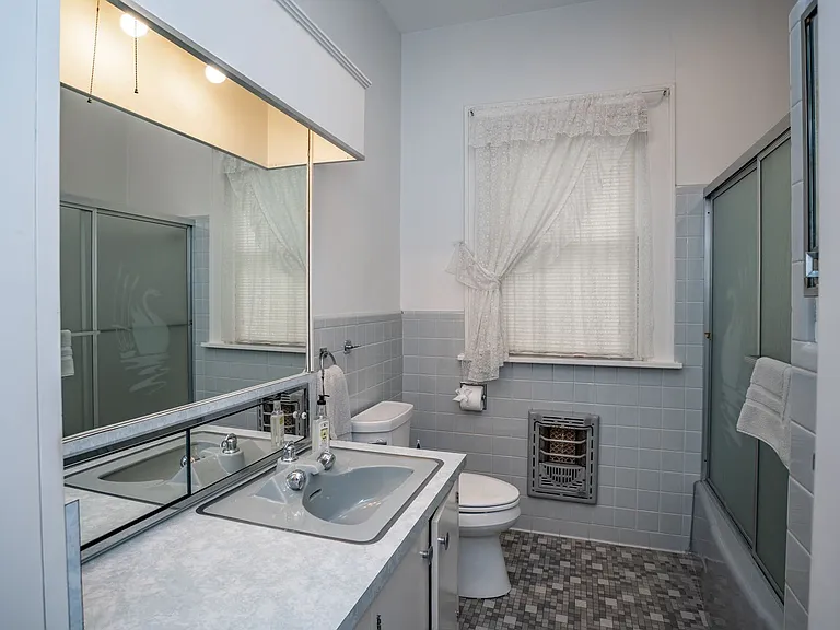 303 N Woodrow St — Photo 4