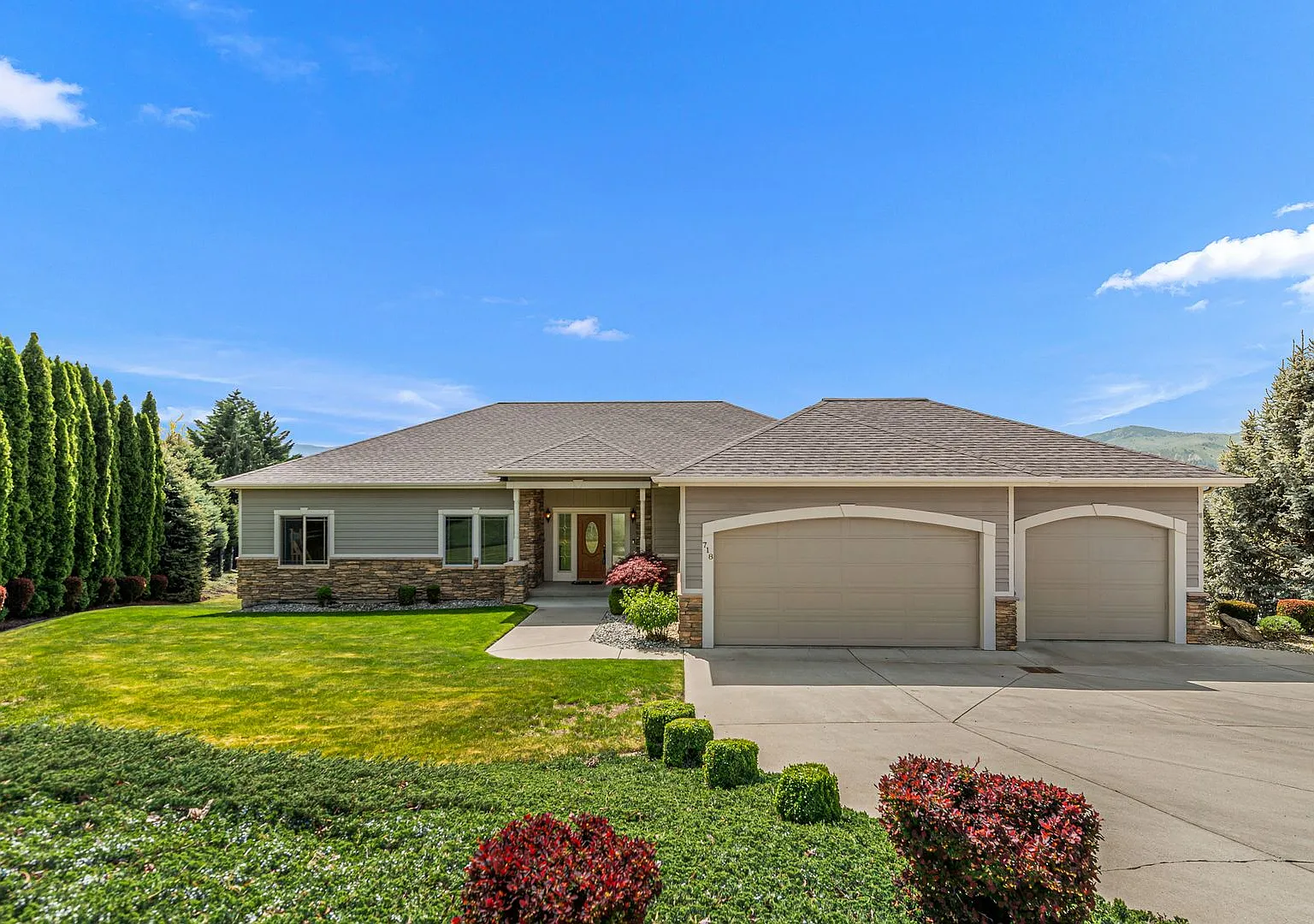 Gorgeous Fully Furnished 4-Bedroom and 3-Bathroom Home in Briarwood — Photo 1