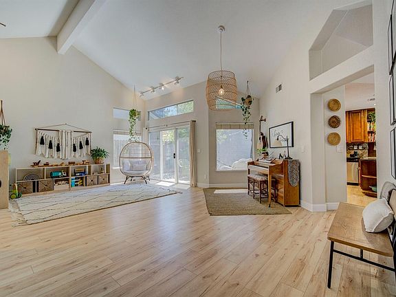 5th image of 182 Baurer Cir