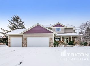 2570 Valley View Ave E, Maplewood, MN 55119