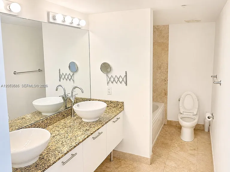 41 SE 5th St #907 — Photo 3