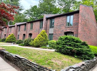 7 Chadwick Ct, Amherst, MA 01002