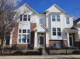 451 Grosvenor Ln, Aurora, IL 60504