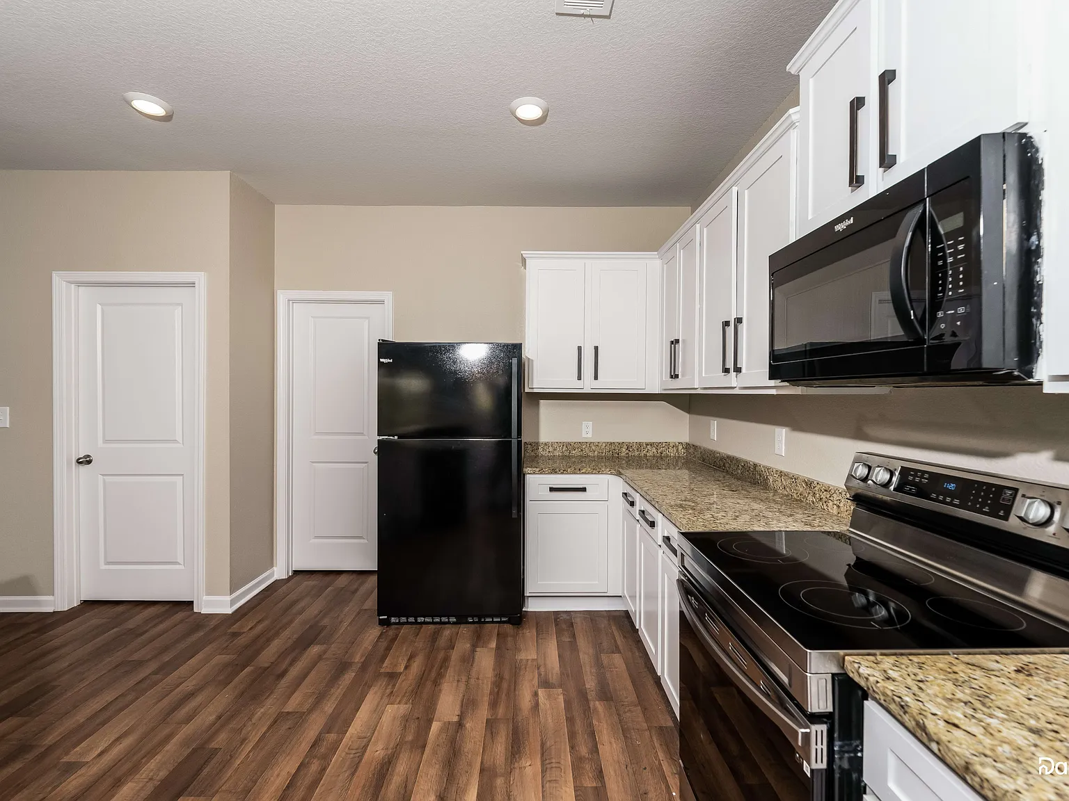 3 bed, 2.0 bath, 1587 sqft, $1,555 — Photo 2