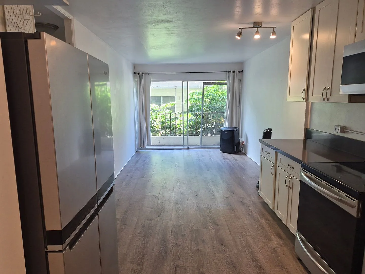 Newly Renovated in the heart of Waikiki 2bd, 1ba, 577sqft. w/Lanai for $2500 — Photo 1