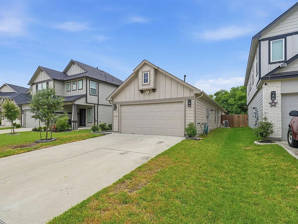2742 Oakleaf Ash Ln