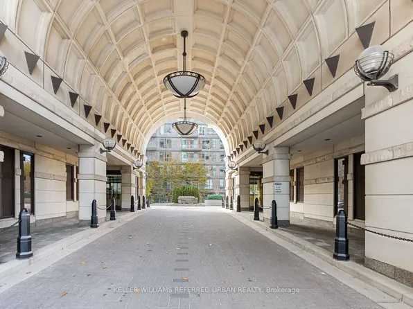 38 Avenue Rd #1802, Toronto, ON M5R 2G2