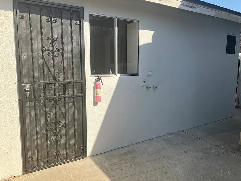 4765 1/2 Auburn Dr — Photo 2