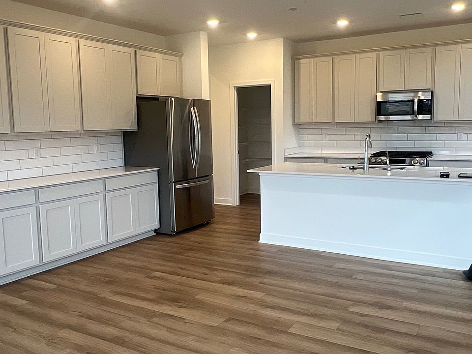 2nd image of 600 Waterford Ln