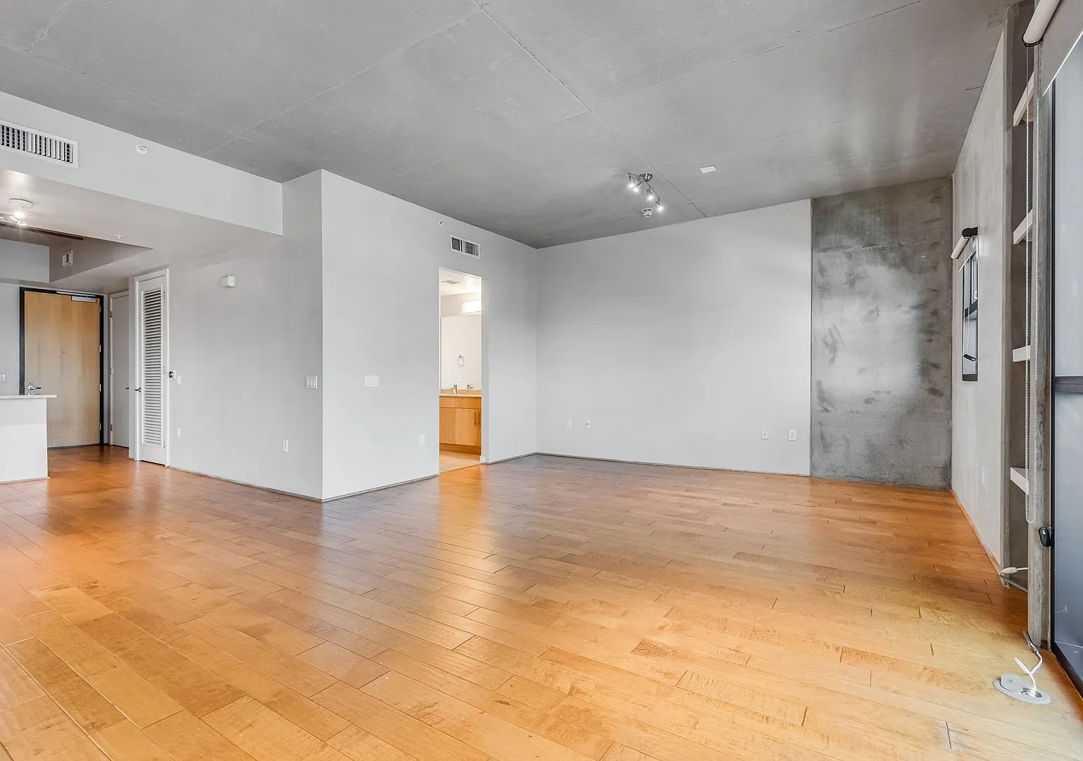 Discover sophisticated high-rise living in this beautifully appointed 1 bd/2ba residence in the h... — Photo 4