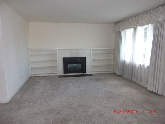 Living room w/built-ins