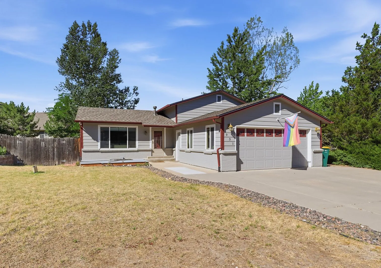 3 bed 2 1/2 bath Tri-level near Downtown Castle Rock! — Photo 1
