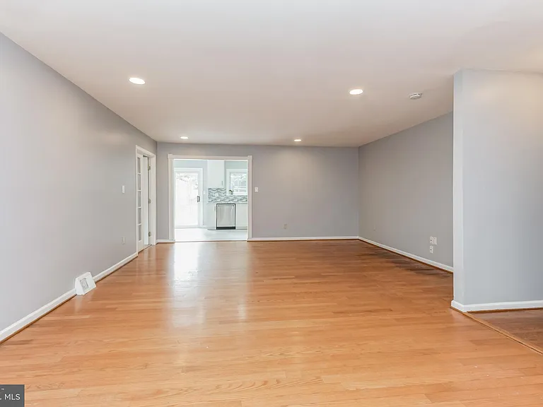 13905 Parkland Dr — Photo 29