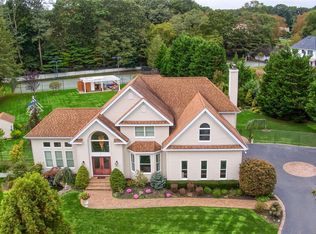 5 Sweet Gum Ct, Dix Hills, NY 11746