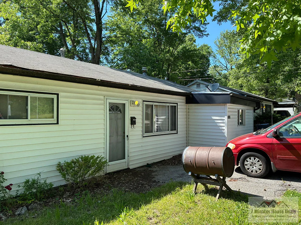 3 bed, 737 sqft, $832 — Photo 2