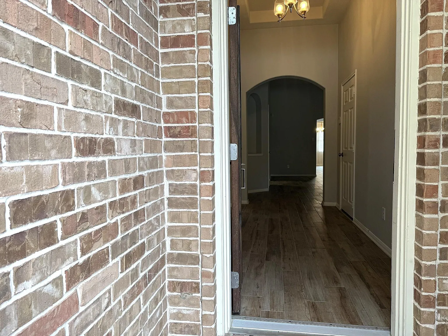 4 bed, 2.0 bath, 2088 sqft, $2,350 — Photo 2