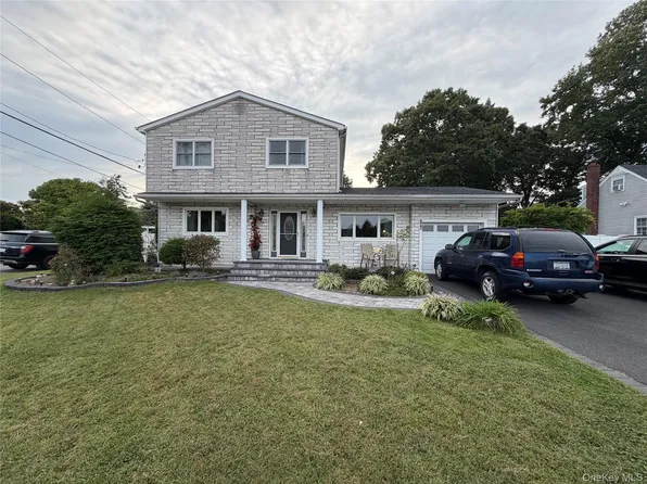 822 Coates Avenue, Holbrook, NY 11741