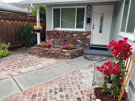 Quiet rear unit of duplex home.