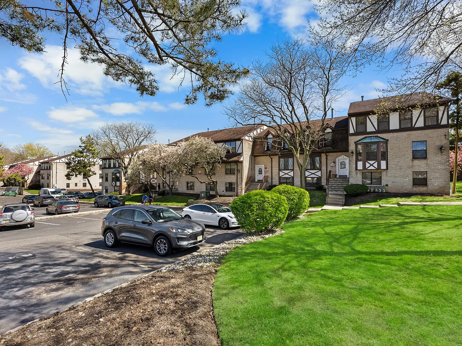 Sleepy Hollow Garden Apartments — Photo 3