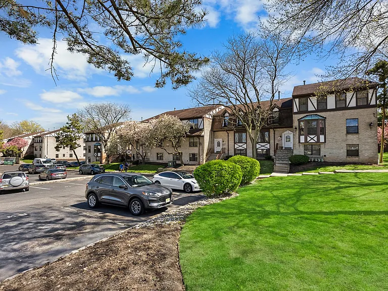 Sleepy Hollow Garden Apartments — Photo 3