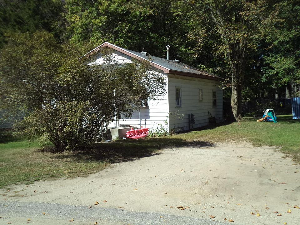 2nd image of 124 Hudson St