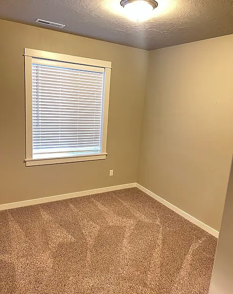 MIDDLE BEDROOM