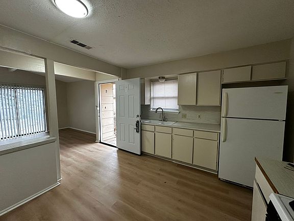 4th image of 5802 Emerald Forest Dr #B