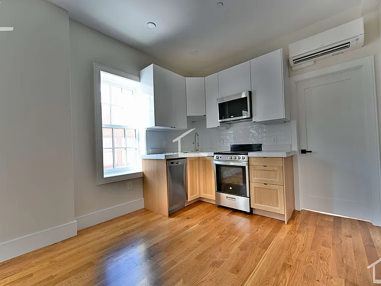 18 Winchester St #6L — Photo 1
