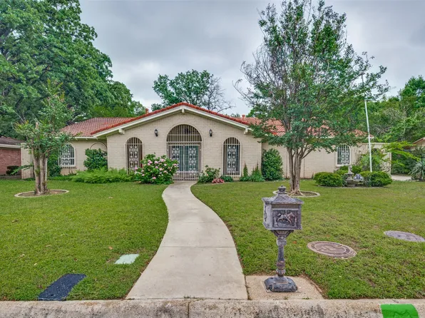 849 Wheelwood Dr, Hurst, TX 76053