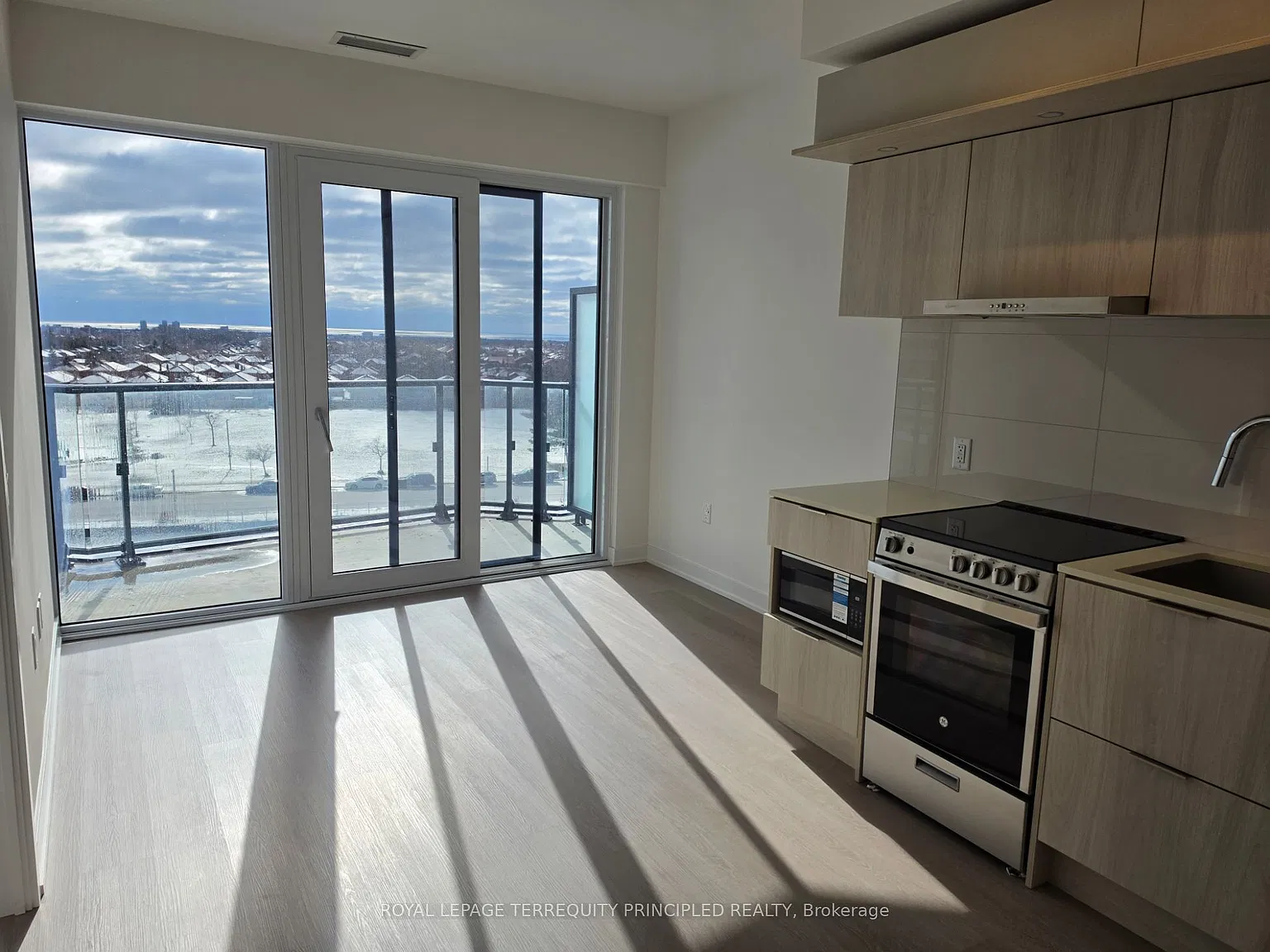 448 Burnhamthorpe Rd W — Photo 3