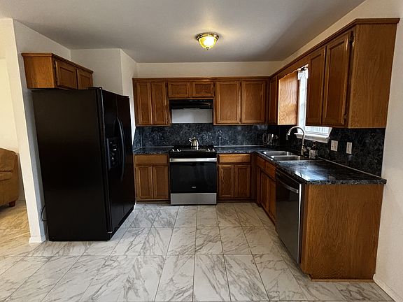 5th image of 410 Hilltop Dr