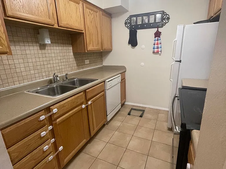 6135 Knoll Wood Rd — Photo 4