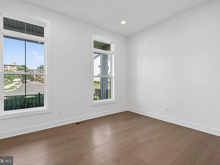 861 N Manchester St — Photo 28