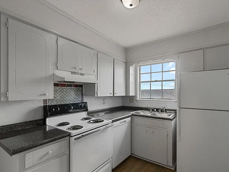 2605 W 58th St #8 — Photo 16