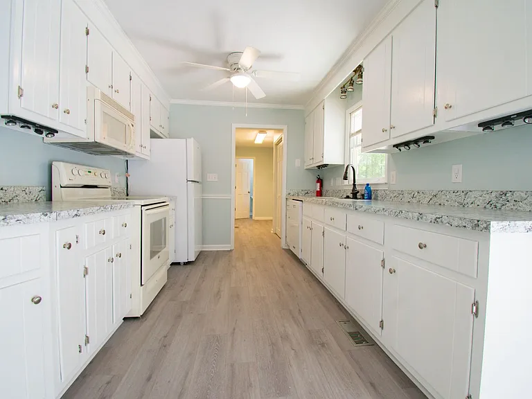 1316 Middle Rd — Photo 3