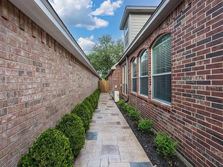 1211 Campton Ct — Photo 34
