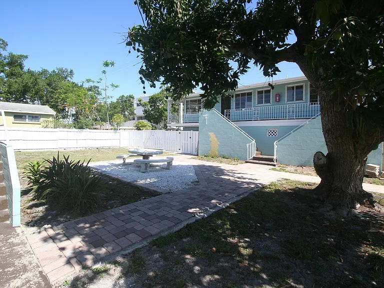 1887 Hyde Park St — Photo 16