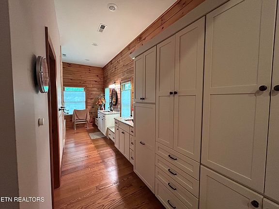 18th image of 150 Red Oak Dr