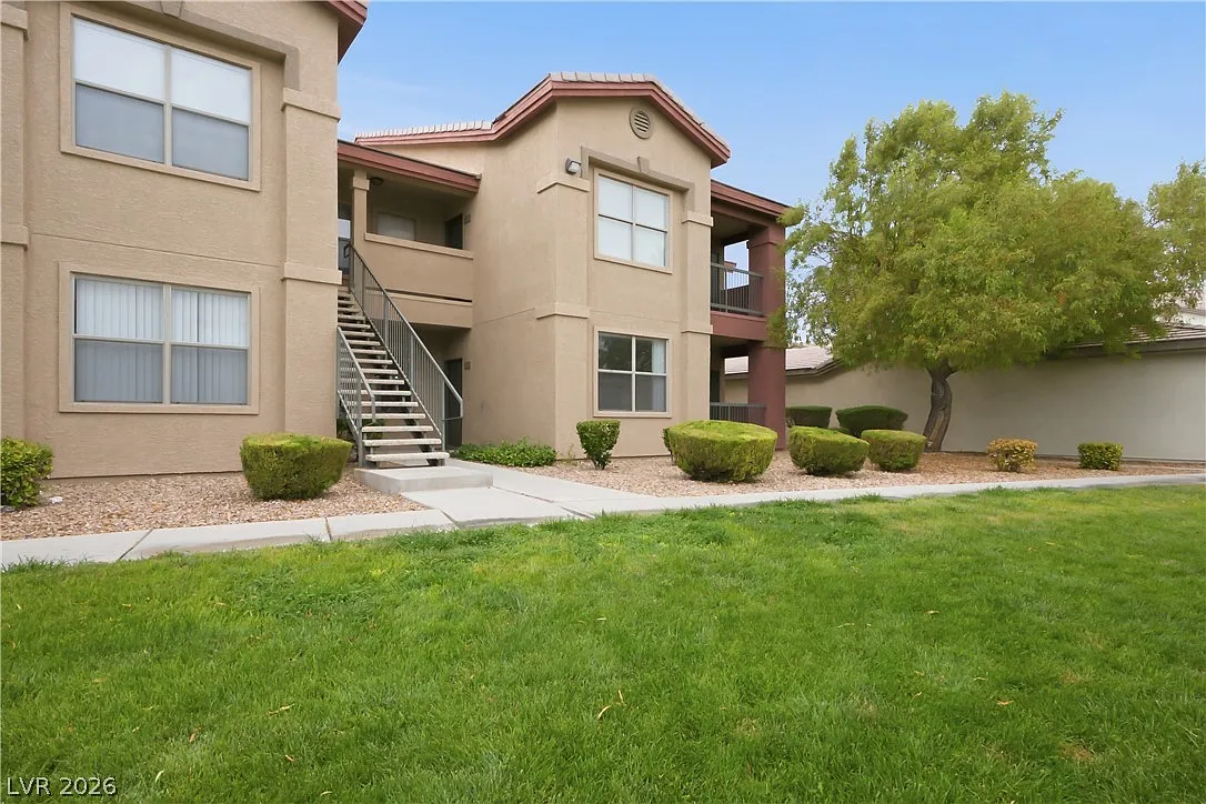 2 bed, 2.0 bath, 986 sqft, $1,350 — Photo 2